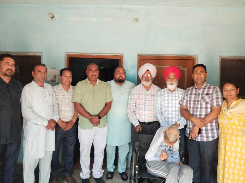 जरूरतमंद को व्हीलचेयर देकर मनाया जन्मदिन